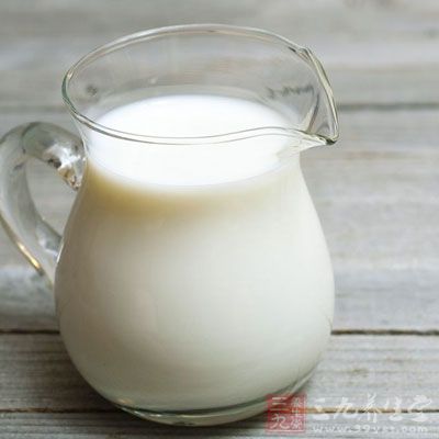 牛奶倒入盛有玉米粉的碗里，调成糊状