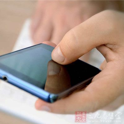 他们确实有睡前用手机打游戏的习惯