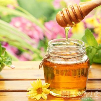 蜂蜜中矿物质的含量和人体血液中的矿物质含量颇为相似,这样有利于人体对矿物质的吸收。由于矿物质的存在,使蜂蜜在体内成为碱性成分,可中和血液中的酸性成分,使人较快地解除疲劳,增进健康 蜂蜜中矿物质的含量和人体血液中的矿物质含量颇为相似,这样有利于人体对矿物质的吸收。由于矿物质的存在,使蜂蜜在体内成为碱性成分,可中和血液中的酸性成分,使人较快地解除疲劳,增进健康