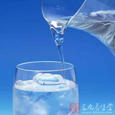 老年人體內(nèi)水分逐漸減少很容易失水因而要主動(dòng)飲水