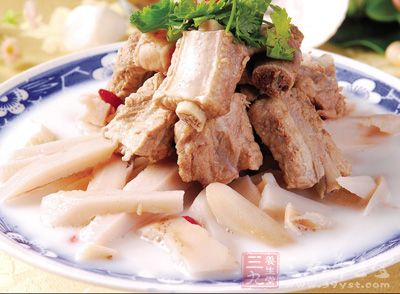 莲藕炖排骨是一款家常汤品，主料是莲藕和排骨