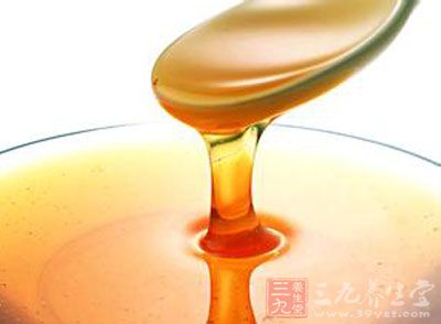 他们用不同温度的水去冲蜂蜜，然后测量蜂蜜的“酶值”，发现高温的水会让酶值大大降低，后得出结论“冲蜂蜜不能用65度以上的水