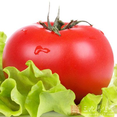 含有的番茄红素有助于展平新皱纹，使皮肤细嫩光滑。一项实验发现，常吃西红柿，还不易出现黑眼圈，且不易被晒伤