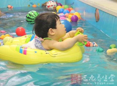 婴儿游泳盲监管游泳池水一周换一次