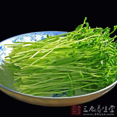 沸后倒入之前的豌豆苗碗里