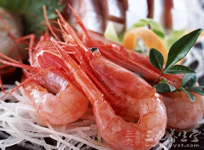 虾富含有极其丰富的蛋白质、脂类、矿物质等营养物质，而且虾肉的提取物中含有增强免疫力的物质，因此多吃虾具有补肾、排毒的功效