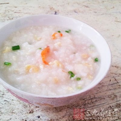 制作虾米粥所需要的材料超级简单，仅仅只需要30克的虾米、100克的硬米以及适量的食用油、盐、味精即可