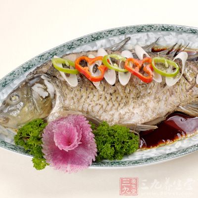 孕期飲食不宜過重口味，孕婦吃鯉魚的時候應(yīng)盡量避免高油高溫過久的方式