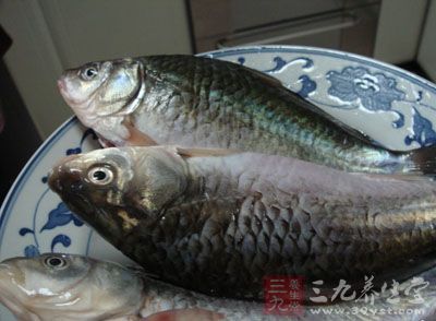 先把鯉魚清理好