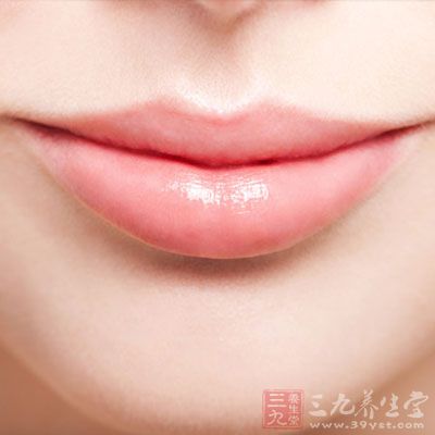 多吃高纤食物，多做腹部按摩，改善便秘就可改善唇周的痘痘问题