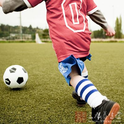 踢足球技巧 六大技巧让你变足球达人(3)