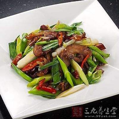 下蒜苗翻炒3分钟，入蒸鱼豉油，翻炒入味后起锅