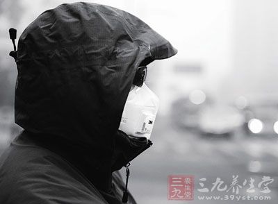 少去空氣較渾濁、污染較嚴(yán)重的地方，必要時(shí)使用口罩