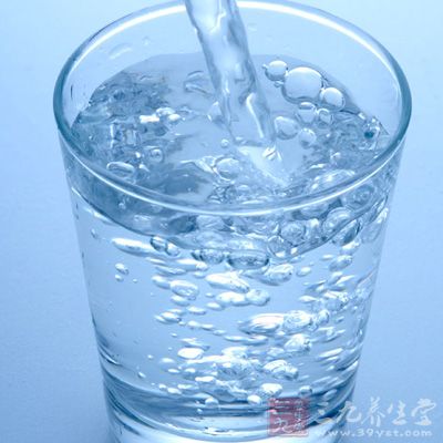 一整天只能喝水，摄取量大约是体重(Kq)×50ml