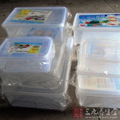 塑料食品盒和奶瓶等塑料制品应每年更换