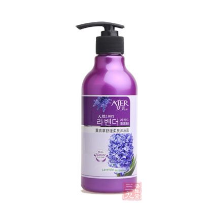 不同品牌的沐浴露两个