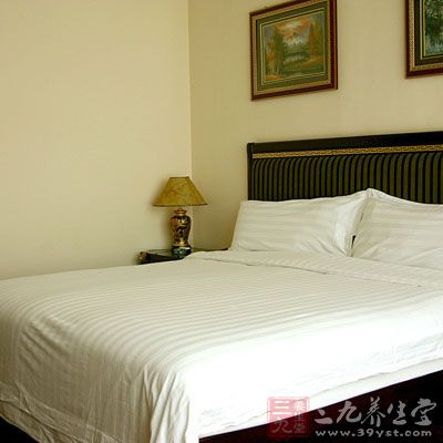 成人的床铺以略高于膝盖部为宜 成人的床铺以略高于膝盖部为宜