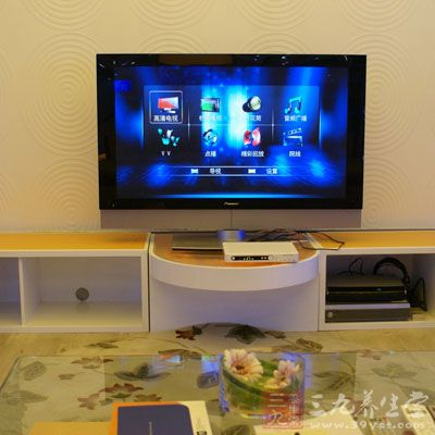 家中电视机距地面1米左右 家中电视机距地面1米左右