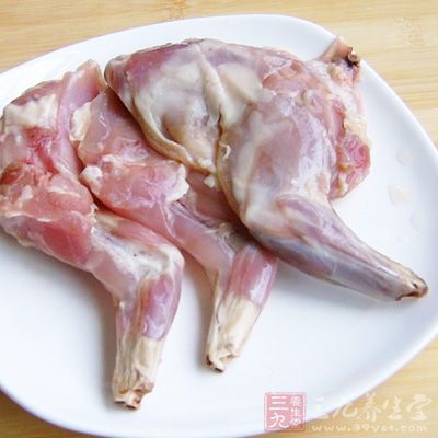 兔肉是高蛋白，低脂肪的食品，但兔体内有三对腺体，其味极臭