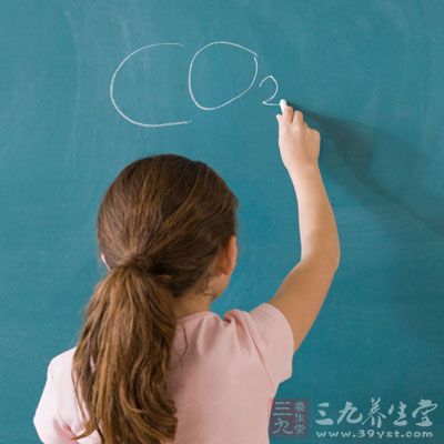 年齡小的孩子理解能力不強(qiáng)，只能專(zhuān)心于一件事