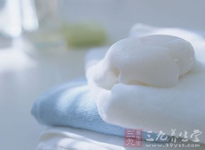 选用香皂或洗面奶清洁皮肤