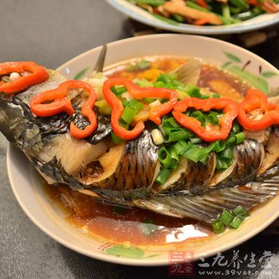 白煮蔥油鯽魚