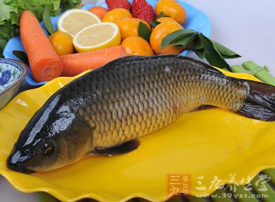 原料：鯉魚(yú)1條，雞蛋1個(gè)，小麥面粉2大勺，花生油適量，食鹽1勺半，蒜8瓣，生抽1小勺