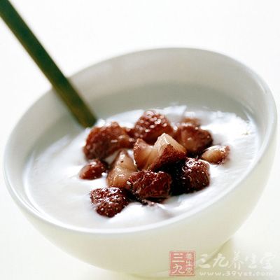 将鲜牛奶煮沸，待冷却后，每100毫升牛乳中加10%乳酸3—5毫升