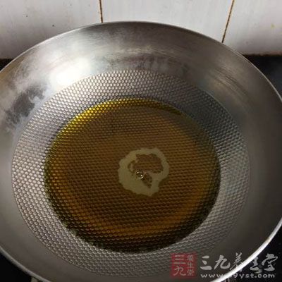 熱鍋，加入少許油