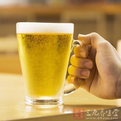 经过巴氏杀菌后的啤酒就成了熟啤酒，因为酒中的酵母已被加温杀死，不会继续发酵，稳定性较好