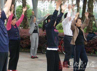 通过全身抖动，脏、腑随之濡动，全身舒服。长期单练此操，可防治糖尿病、胆结石等病