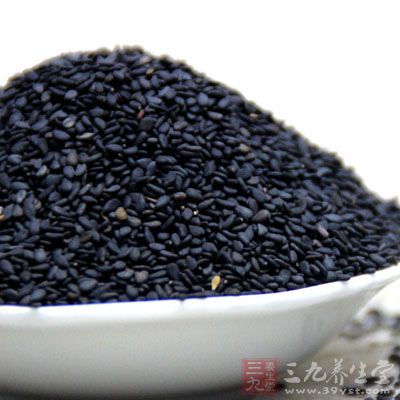 秋季宜多吃生津增液的食物，比如芝麻、梨、藕、香蕉、苹果、银耳、百合、柿子、橄榄