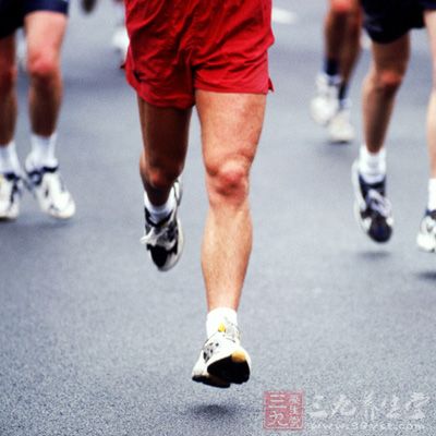 抬右腿时呼气，抬左腿呼气。跑64步，冬天加倍