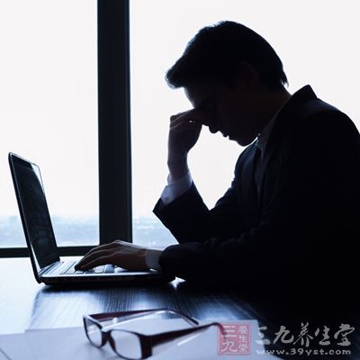 抗老型眼霜适合经常对着电脑工作的男士