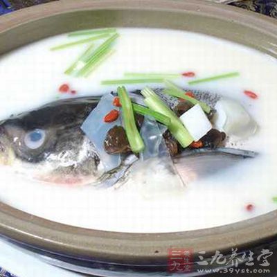 材料：鲢鱼头、嫩豆腐、香菇、大葱段、姜片、盐