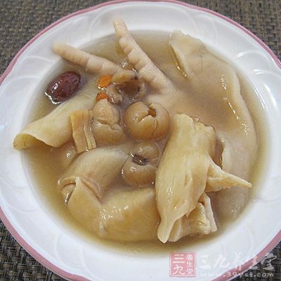 用料雞腳8只，花膠150克，冬菇6只，姜1小塊