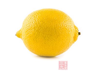 柠檬中还含有大量的果酸成分，可软化角质层，去除死皮，促进皮肤新陈代谢