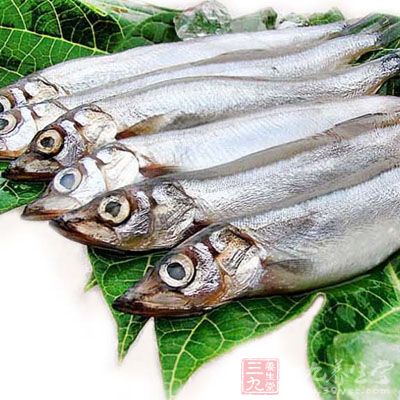 多春魚(yú)清洗干凈，特別是頭的位置