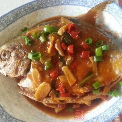 鯧魚一面煎面后翻面，至兩面煎黃