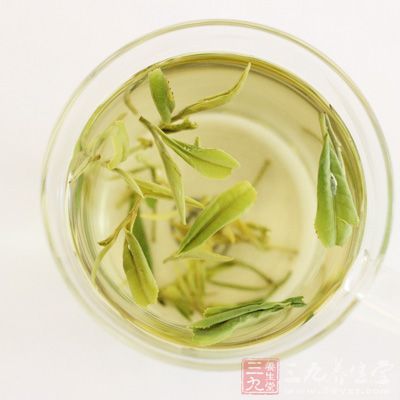 若是在酒后饮茶，茶叶中的茶碱可以迅速对肾起到利尿作用