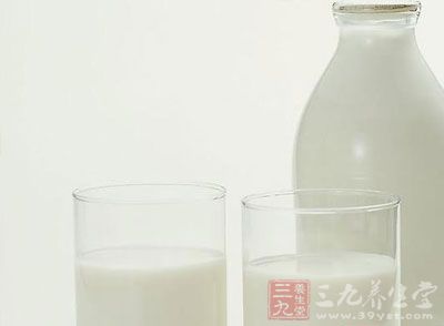 应维持足够的入量，给以流食如人乳、牛乳、米汤、菜水、果汁等。