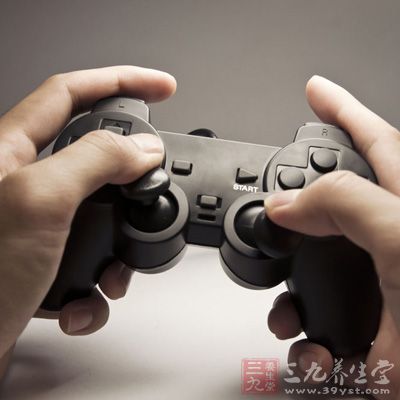 人在玩電子游戲時(shí)，心率加快、呼吸急促，身體是以耗損更多的能量