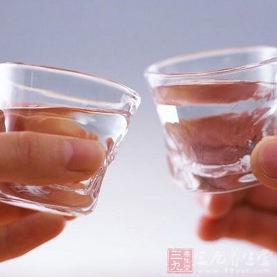 飲酒過(guò)量，極易造成熱能過(guò)剩而導(dǎo)致肥胖