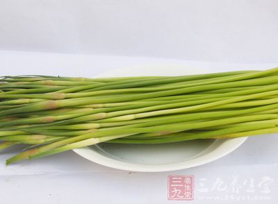 原料：鲅鱼、蒜苔、干辣椒、葱、姜、老干妈豆豉酱