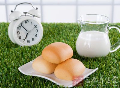 美国人将闹钟评为他们讨厌的人类发明之一。明显地,“自然醒来”与“被闹钟叫醒”的感觉是完全不同的。如果我们被突如其来的闹钟铃声惊醒 美国人将闹钟评为他们讨厌的人类发明之一。明显地,“自然醒来”与“被闹钟叫醒”的感觉是完全不同的。如果我们被突如其来的闹钟铃声惊醒