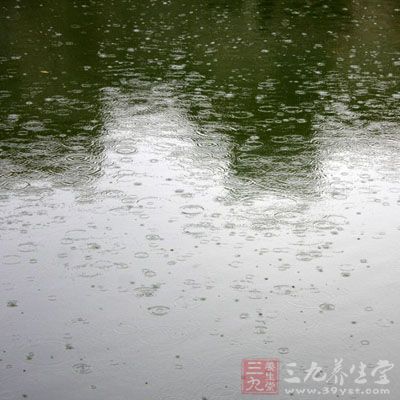 阴雨的早上不见阳光,在云层内散射的太阳光线根本不足以唤醒沉睡的生物钟。由于惯性的起床时间仍然未变,而身体各部分零件却未得到召集令也未准备好醒来 阴雨的早上不见阳光,在云层内散射的太阳光线根本不足以唤醒沉睡的生物钟。由于惯性的起床时间仍然未变,而身体各部分零件却未得到召集令也未准备好醒来