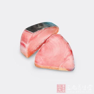 將少量醬油及調(diào)料粉拌勻，敷在2項(xiàng)的金槍魚肉上