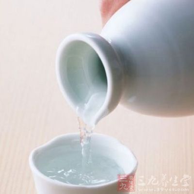 喝酒不宜过快过猛,应当慢慢喝 喝酒不宜过快过猛,应当慢慢喝