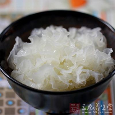 處暑節(jié)氣適宜進(jìn)食清熱安神的食物，如銀耳、百合、蓮子等