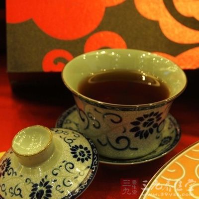 茶葉中所含的茶堿、咖啡因具有興奮作用，會加重對醉酒人心臟負(fù)擔(dān)